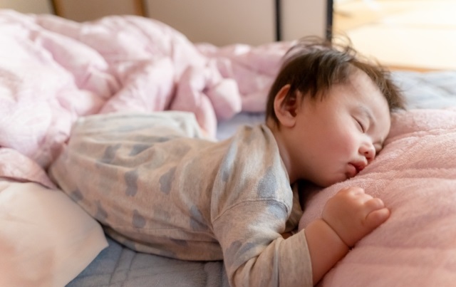 赤ちゃんと布団